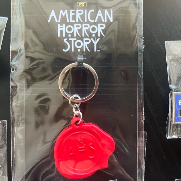 D23 pins: Abbott Elementary, The Bear, American Horror Story keychain - Picture 5 of 8